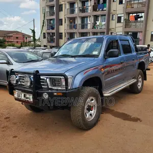 Toyota Hilux 2004 Gray