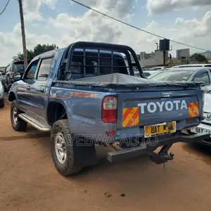 Toyota Hilux 2004 Gray