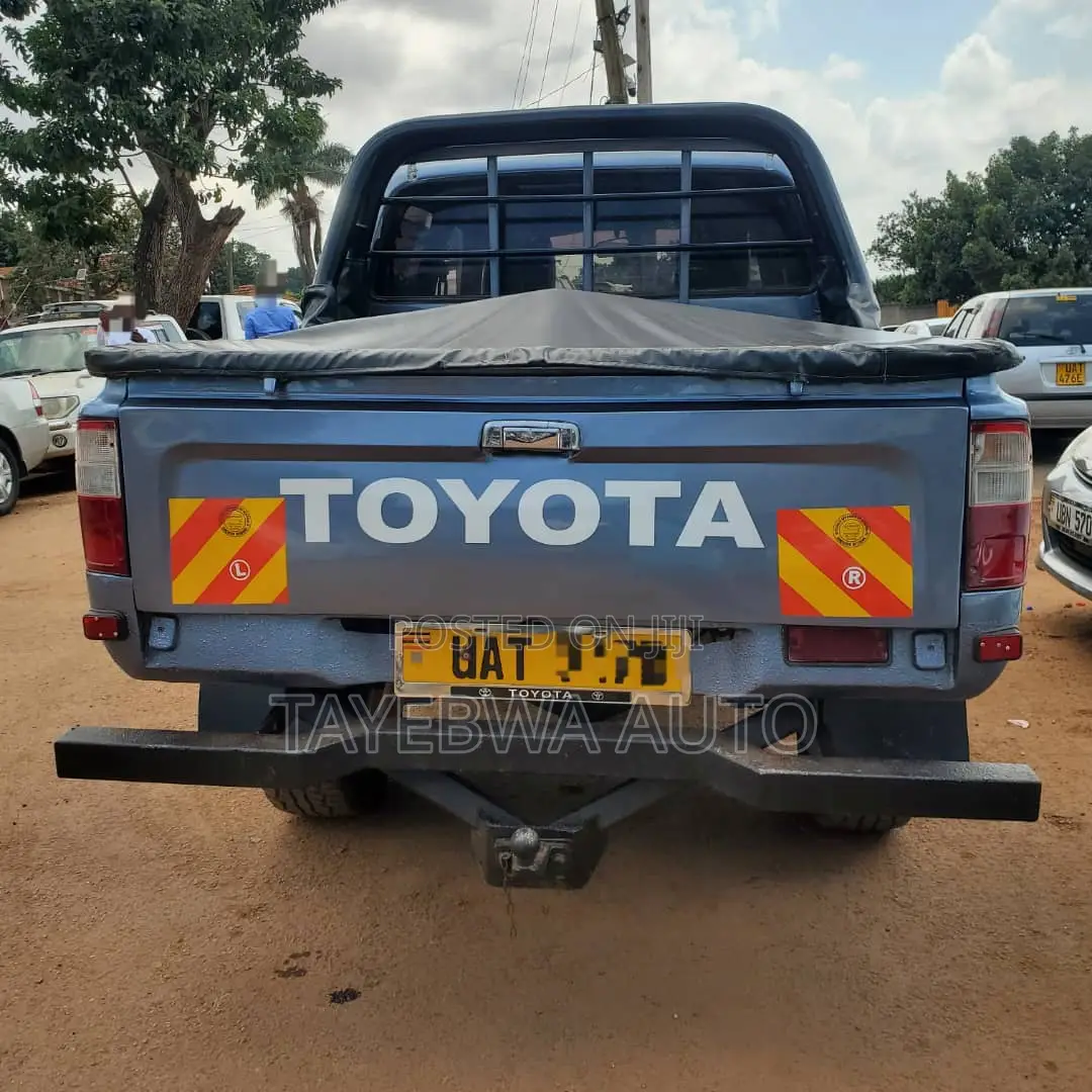 Toyota Hilux 2004 Gray