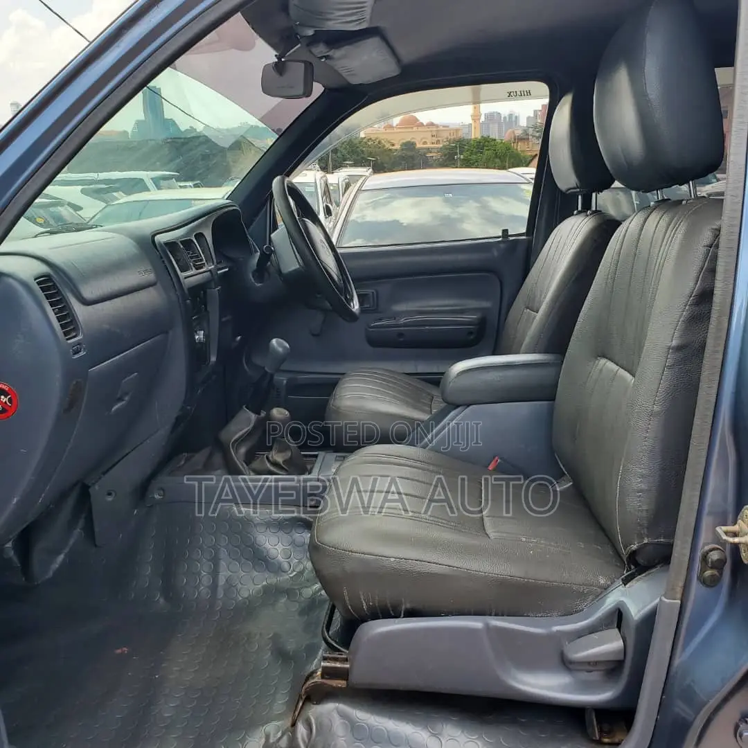 Toyota Hilux 2004 Gray