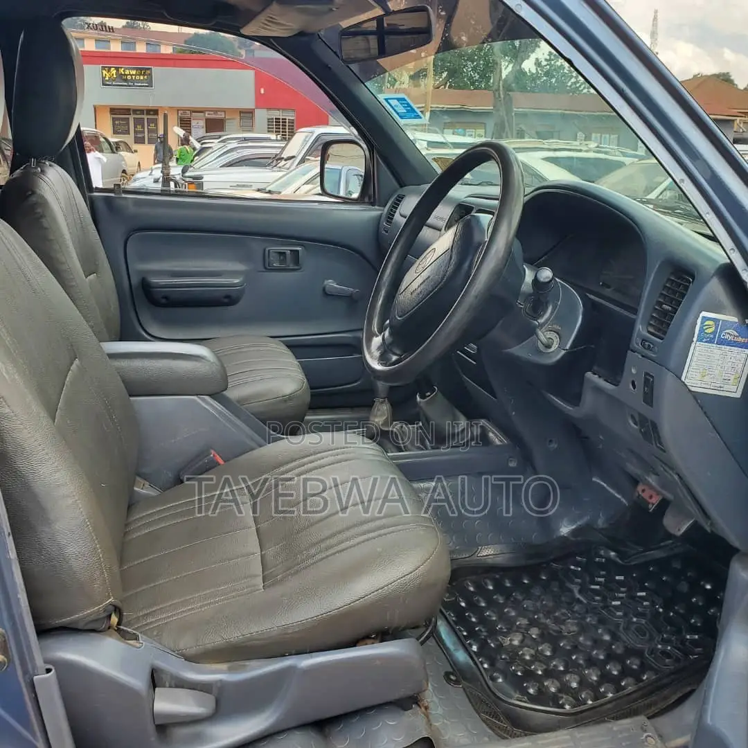 Toyota Hilux 2004 Gray