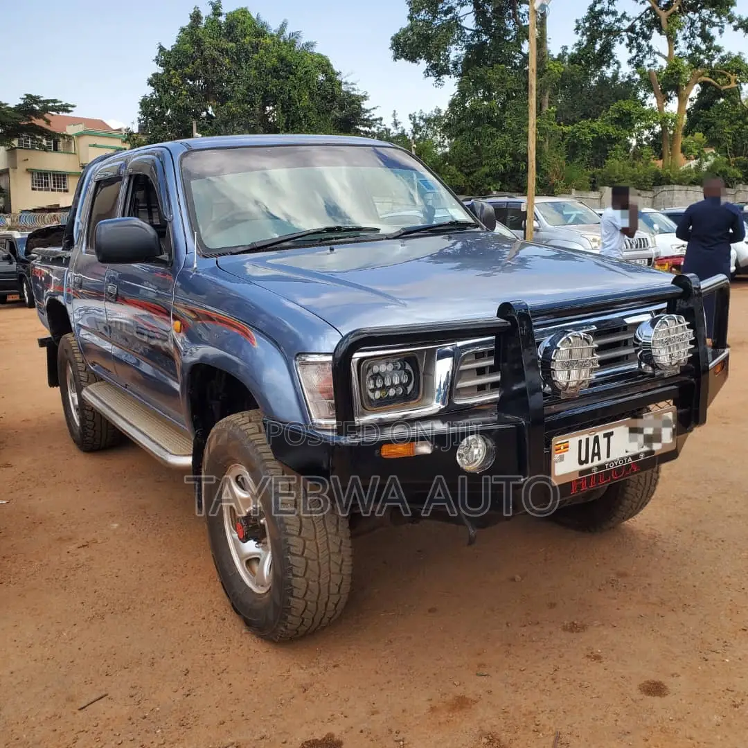 Toyota Hilux 2004 Gray