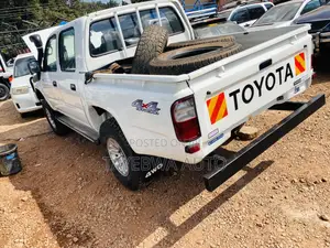 Toyota Hilux 2002 White