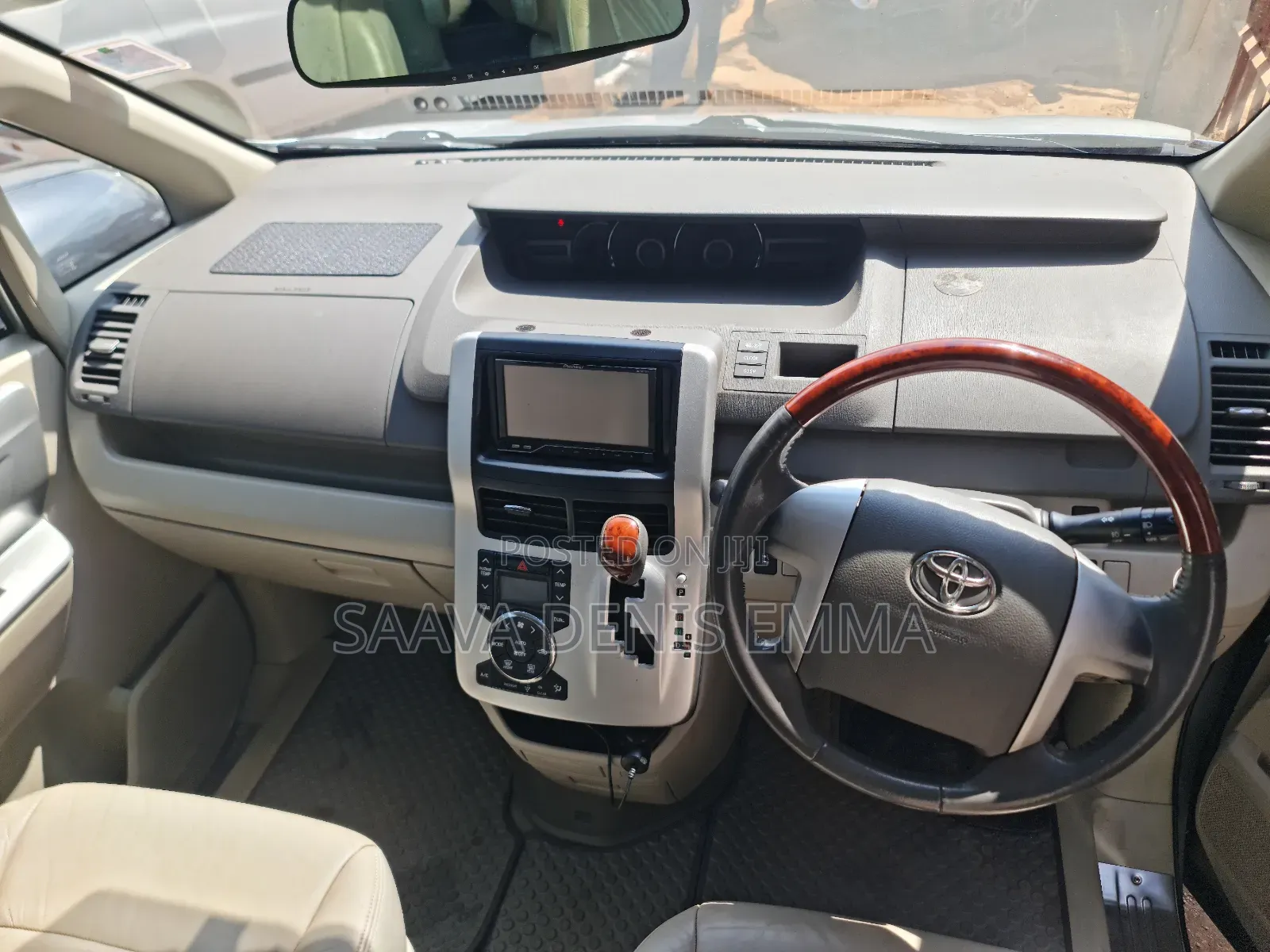 Toyota Noah 2013 Silver
