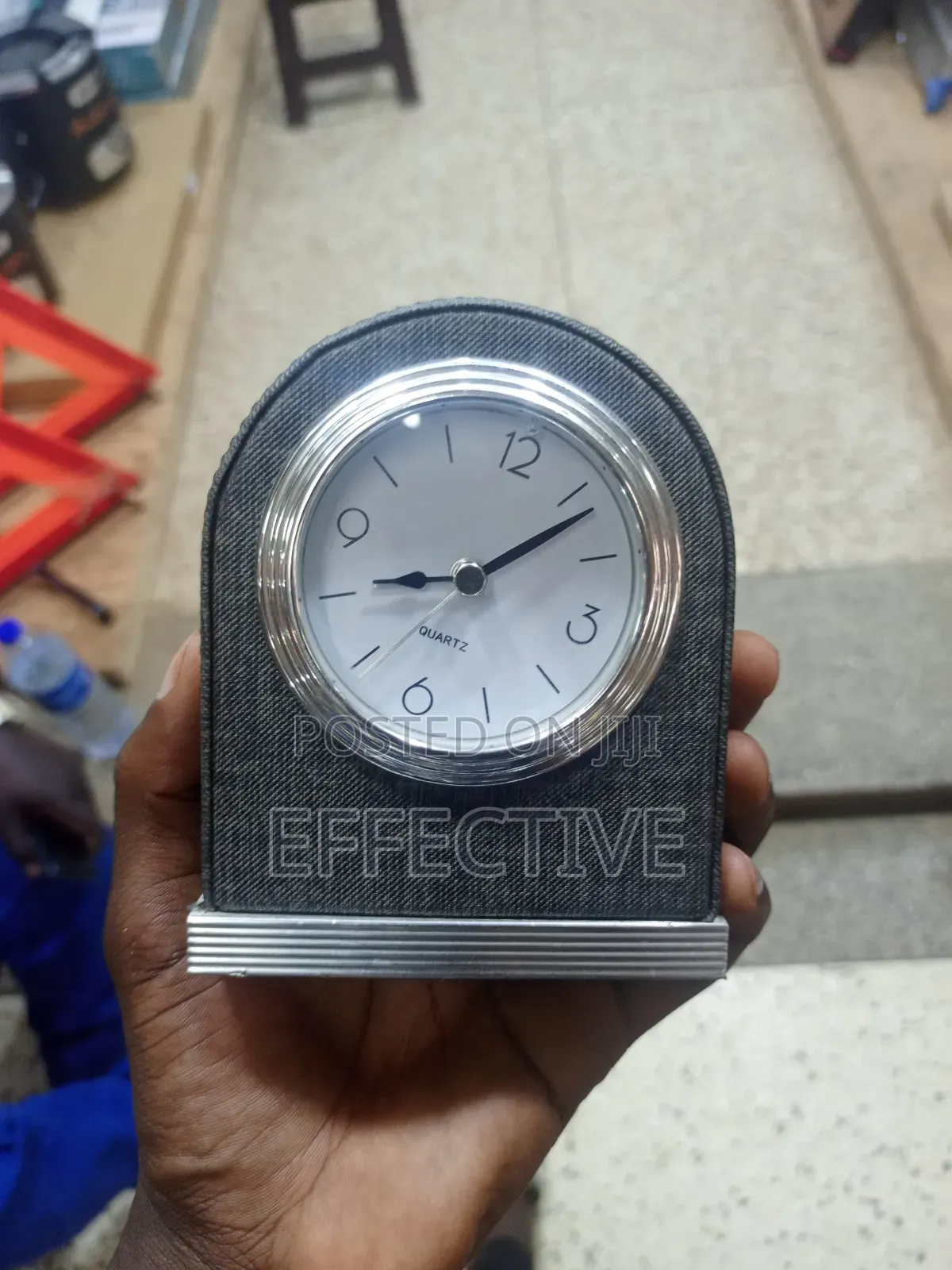 Classic Analog Desk Clock.