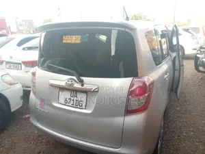 Toyota Ractis 2010 Silver