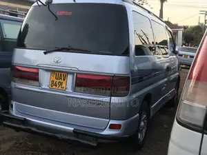 Toyota Regius 2000 Silver