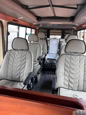 4 by 4 Land Cruiser With Fridge | Charging Spots