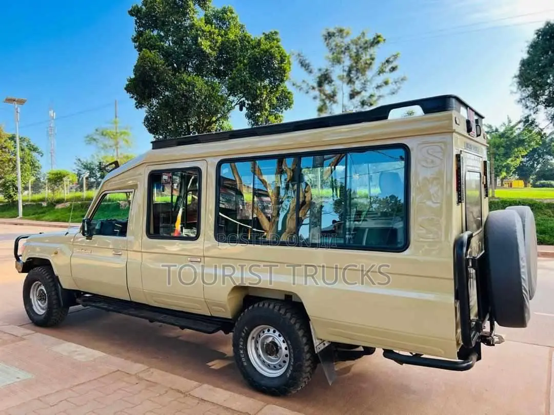 4 by 4 Land Cruiser With Fridge | Charging Spots