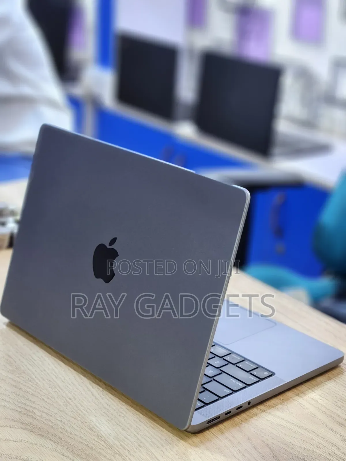 New Laptop Apple MacBook Pro 2023 M2 8GB Apple M3 SSD 1T