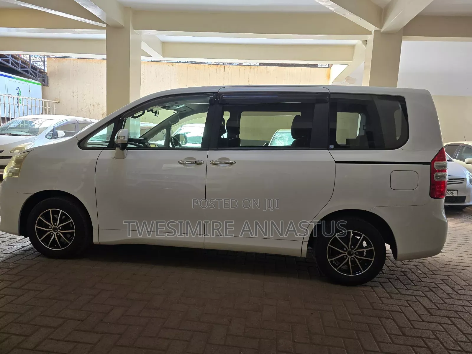 Toyota Noah 2012 White