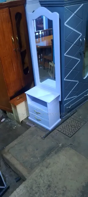 White Simple Dressing Mirror