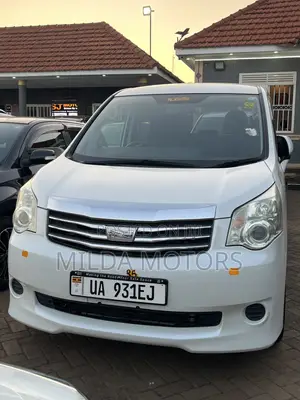 Toyota Noah 2.0 143hp AWD (8 Seater) 2011 White
