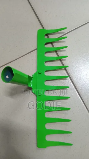 Heavy-Duty Garden Rake Head With 14 Teeth.
