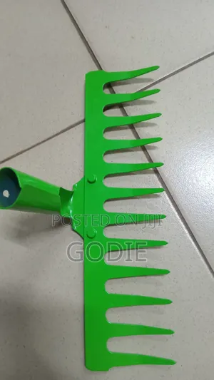Heavy-Duty Garden Rake Head With 14 Teeth.
