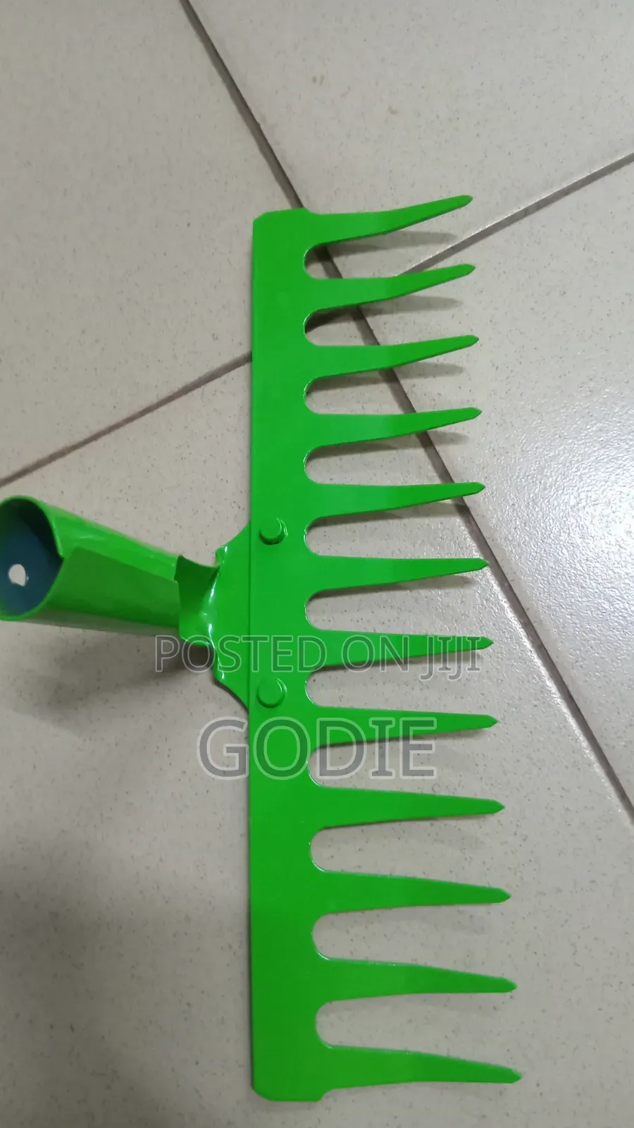 Heavy-Duty Garden Rake Head With 14 Teeth.