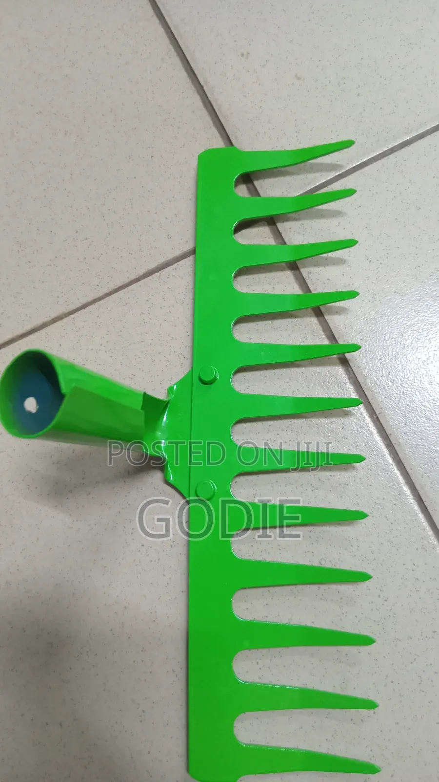 Heavy-Duty Garden Rake Head With 14 Teeth.