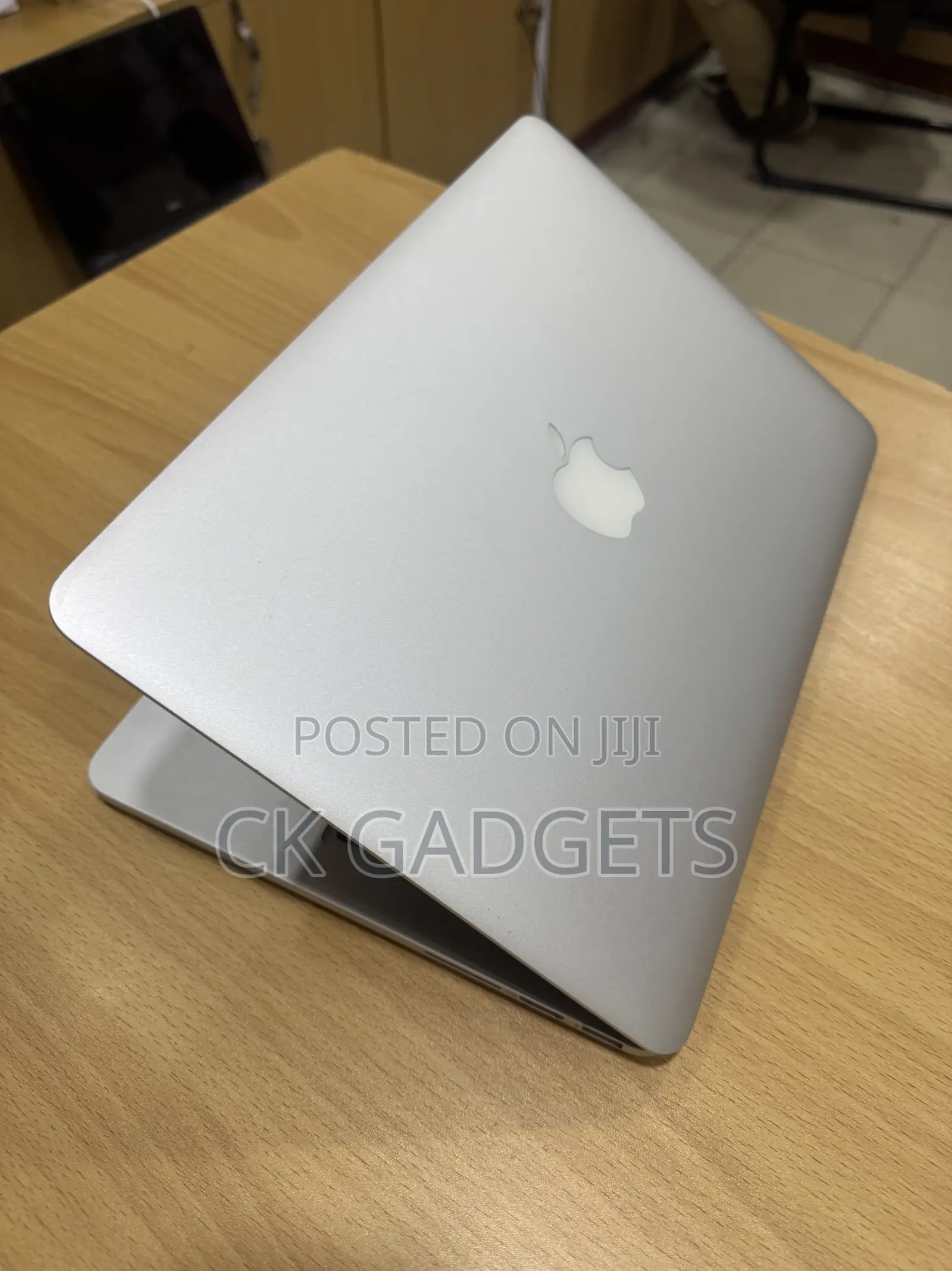 New Laptop Apple MacBook Pro 8GB Intel Core i5 SSD 256GB