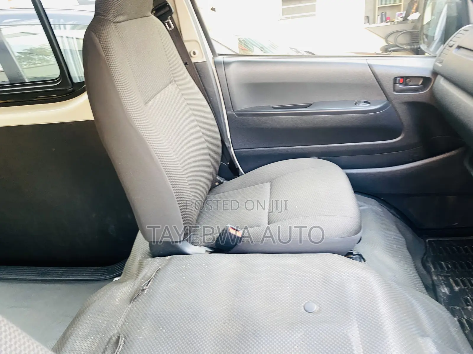 Toyota HiAce 2022 White