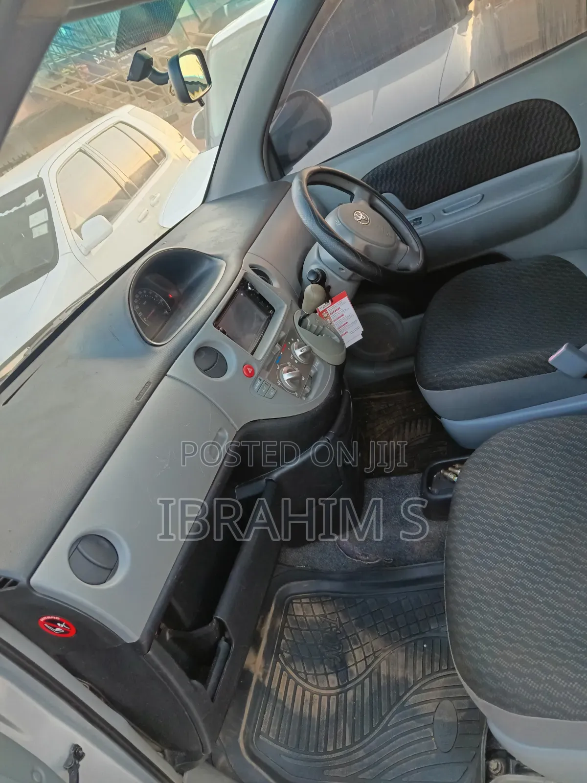 Toyota Sienta 2012 Silver