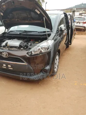 Toyota Sienta 2017 Brown