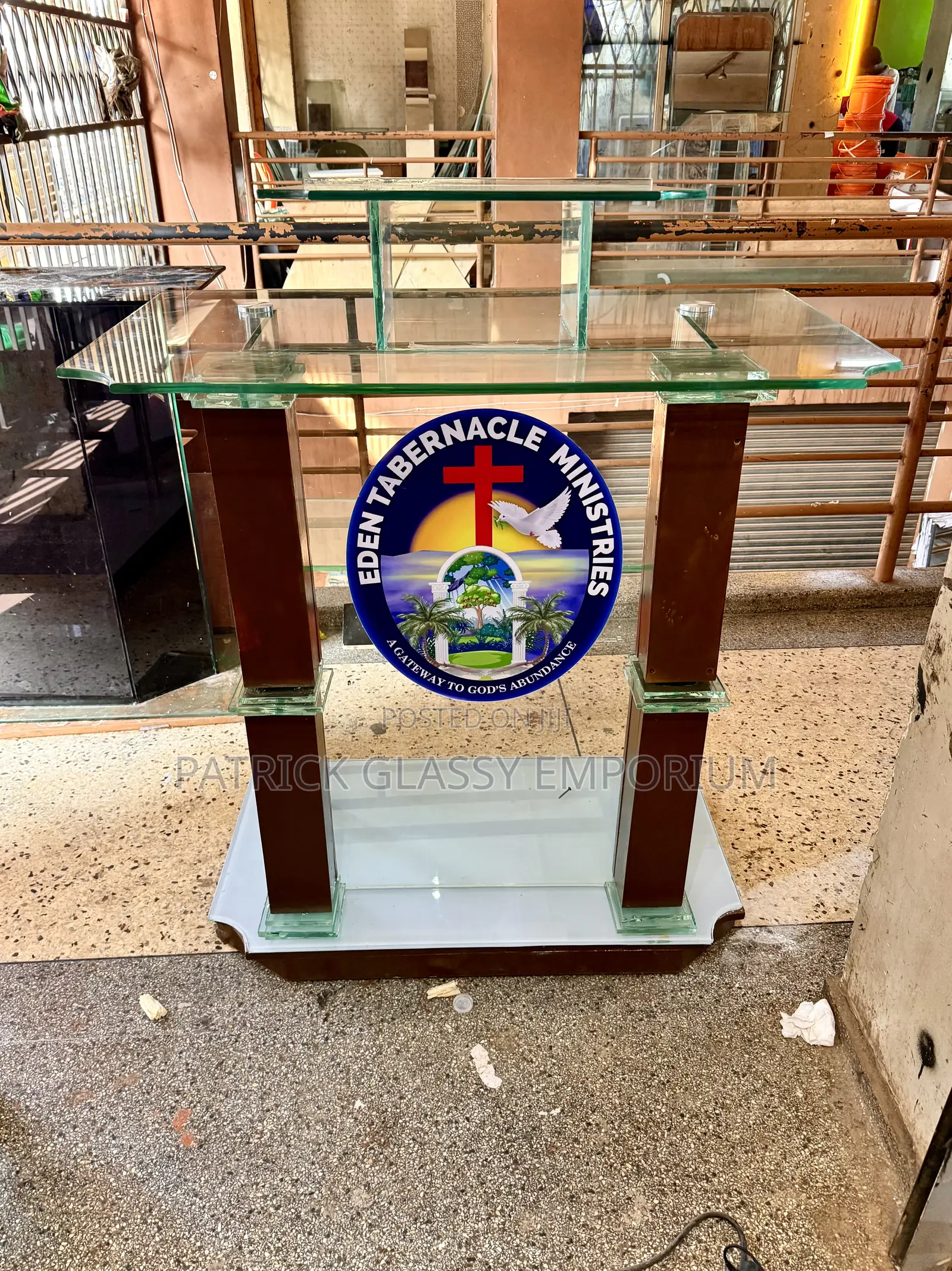 Glass and Wooden Pulpi