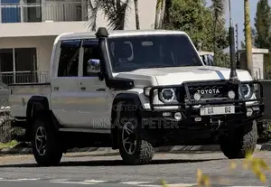 Toyota Land Cruiser Prado 2017 White