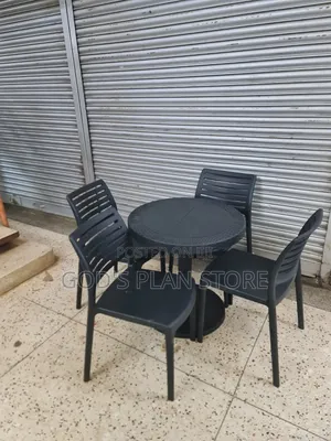 Matte Based Plastic Table and Chairs Set for Restaurant and Bar Dining