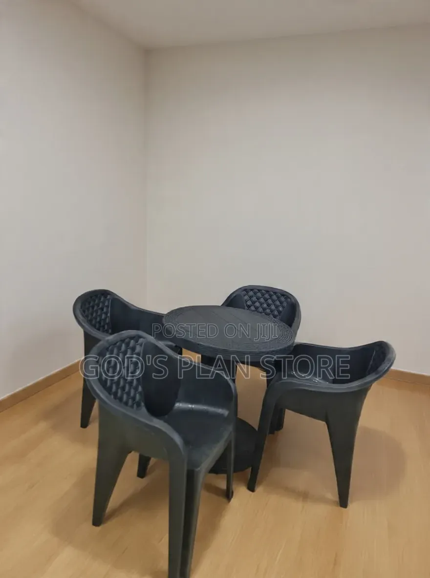 Request Bars Restaurant Plastic Table and Chairs for Dining