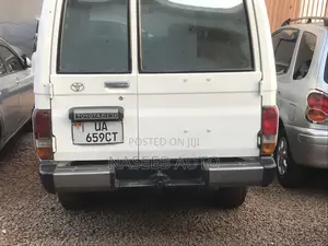 Toyota Land Cruiser Prado 2000 White