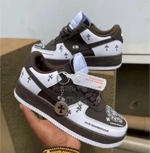Nike Air Force 1 Low Sneakers Featuring Brown
