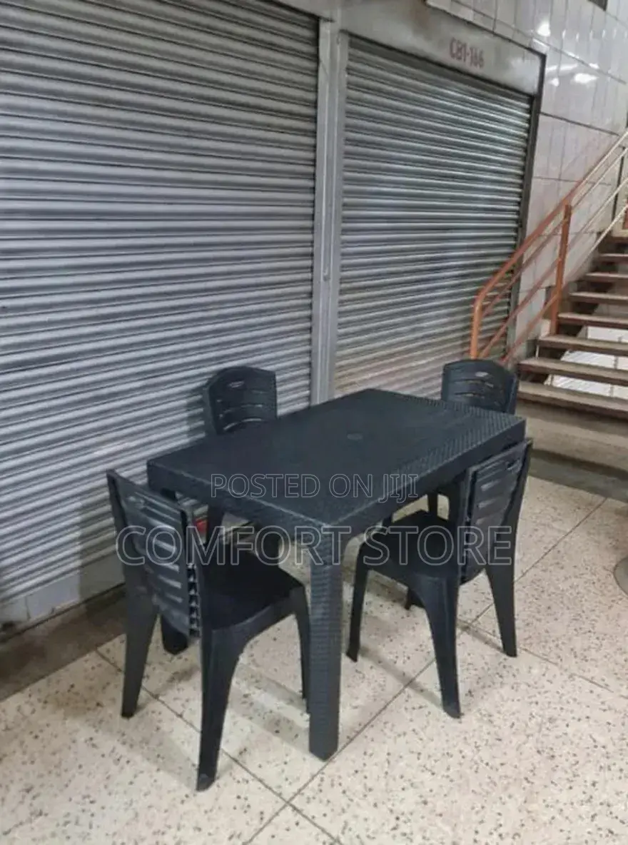 4 Seat Dinning in Black Color