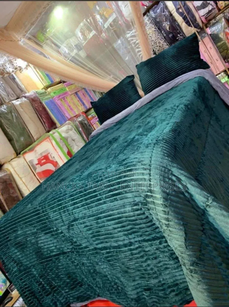 Luxurious Deep Green Ribbed Velvet Bedspread Set – Elegant Bedding