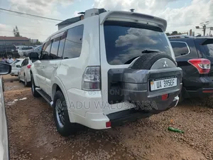 Mitsubishi Pajero 3.2 Di-Dc GLS 2012 White