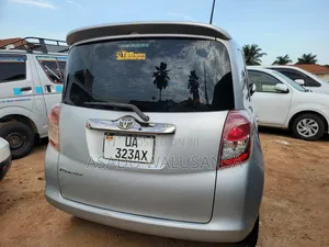 Toyota Ractis 2010 Silver
