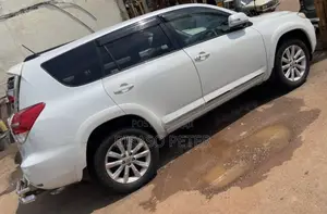 Toyota Vanguard 2011 White