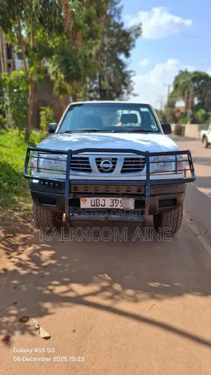 Nissan Hardbody 2005 White