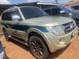 Mitsubishi Pajero 2009 Gold