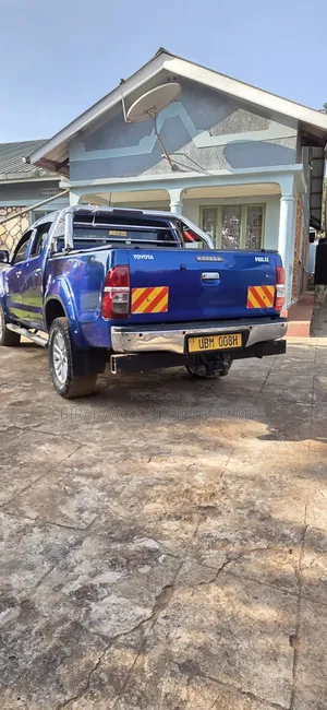 Toyota Hilux 2013 Blue