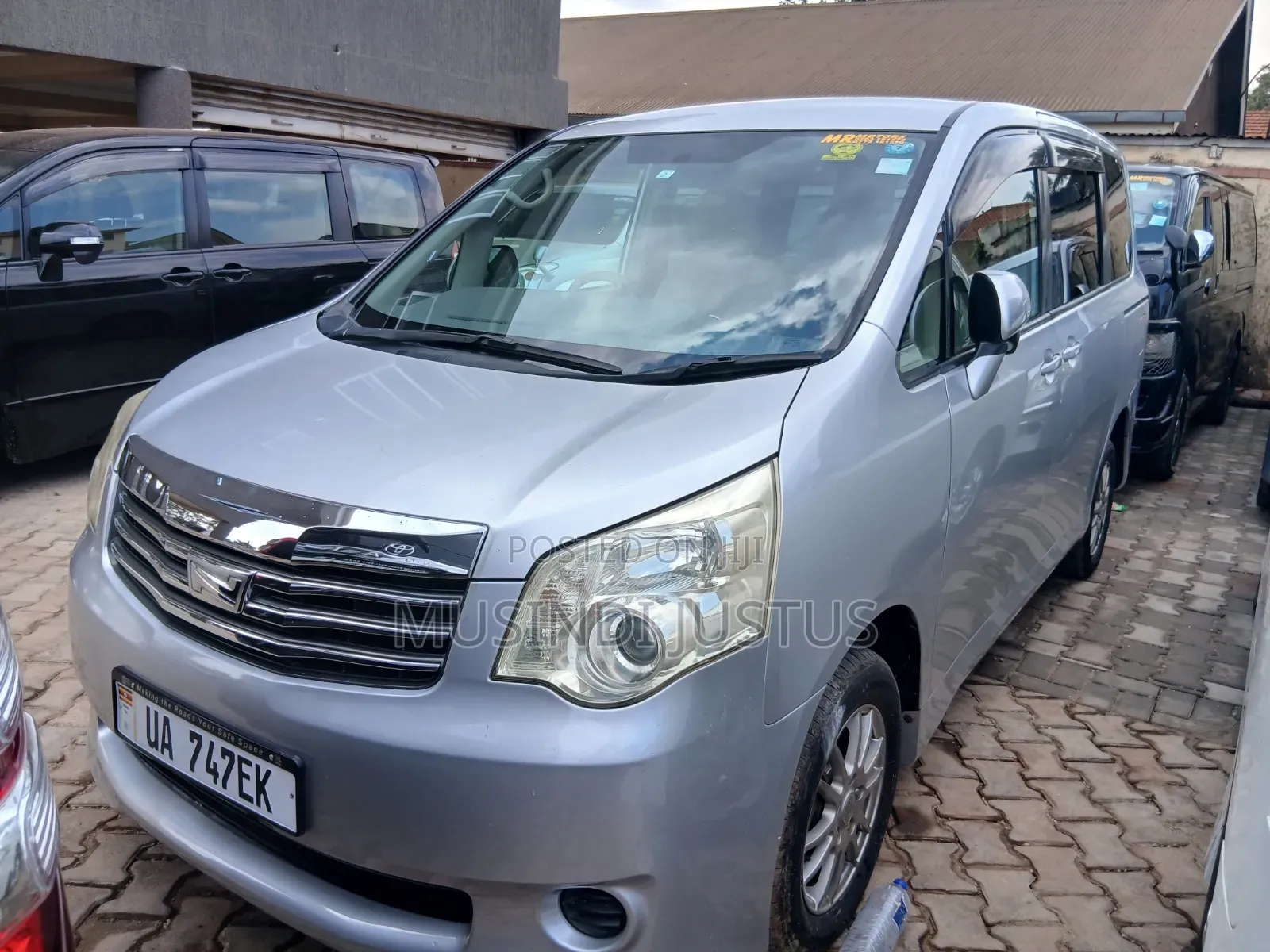 Toyota Noah 2011 Silver