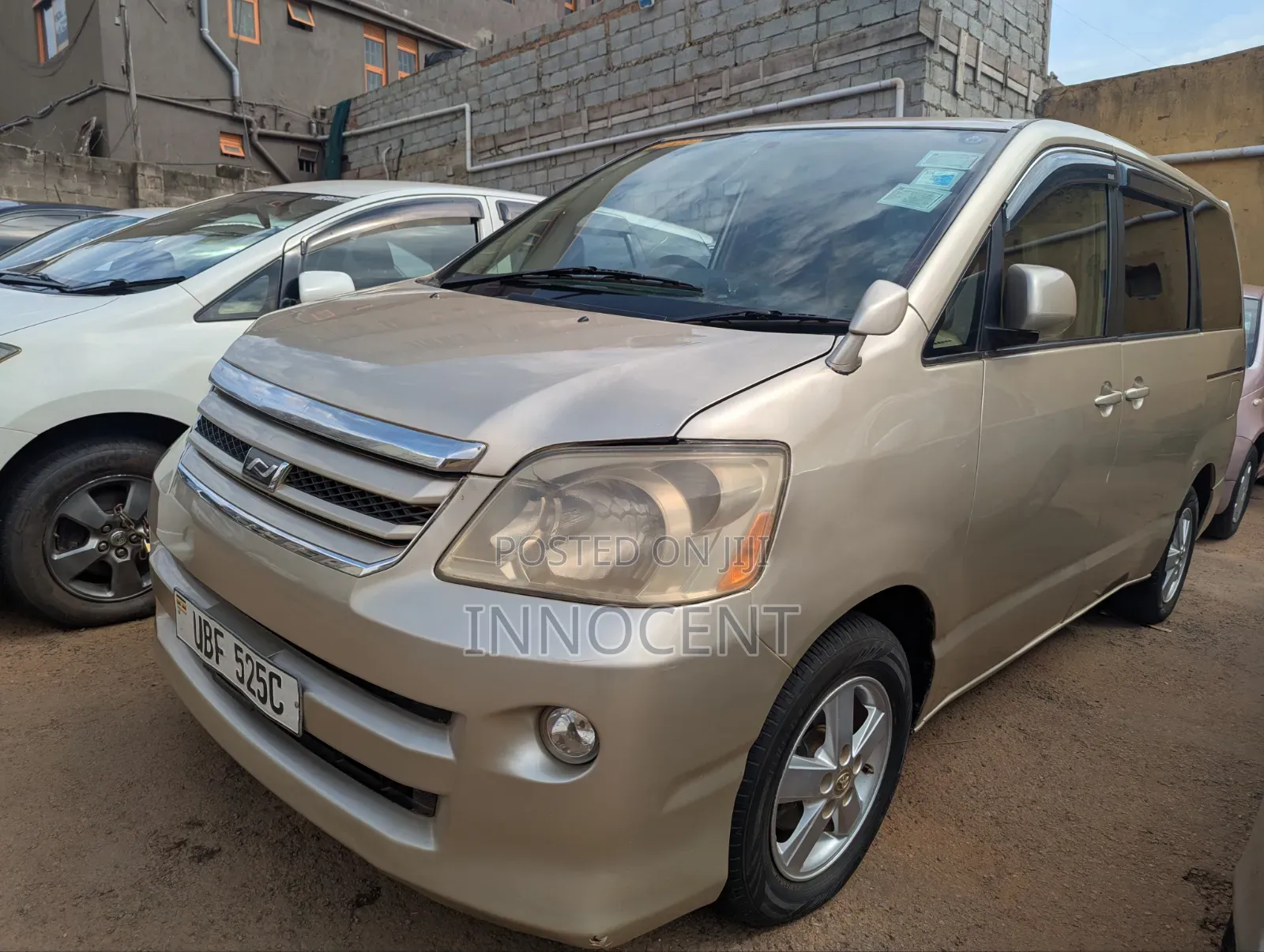 Toyota Noah 2005 Gold
