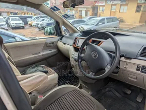 Toyota Noah 2005 Gold