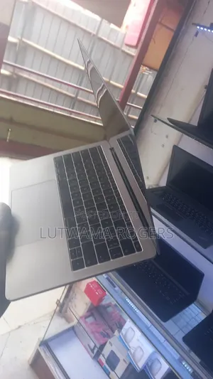 Laptop Apple MacBook Pro 2017 8GB Intel Core i5 SSD 256GB