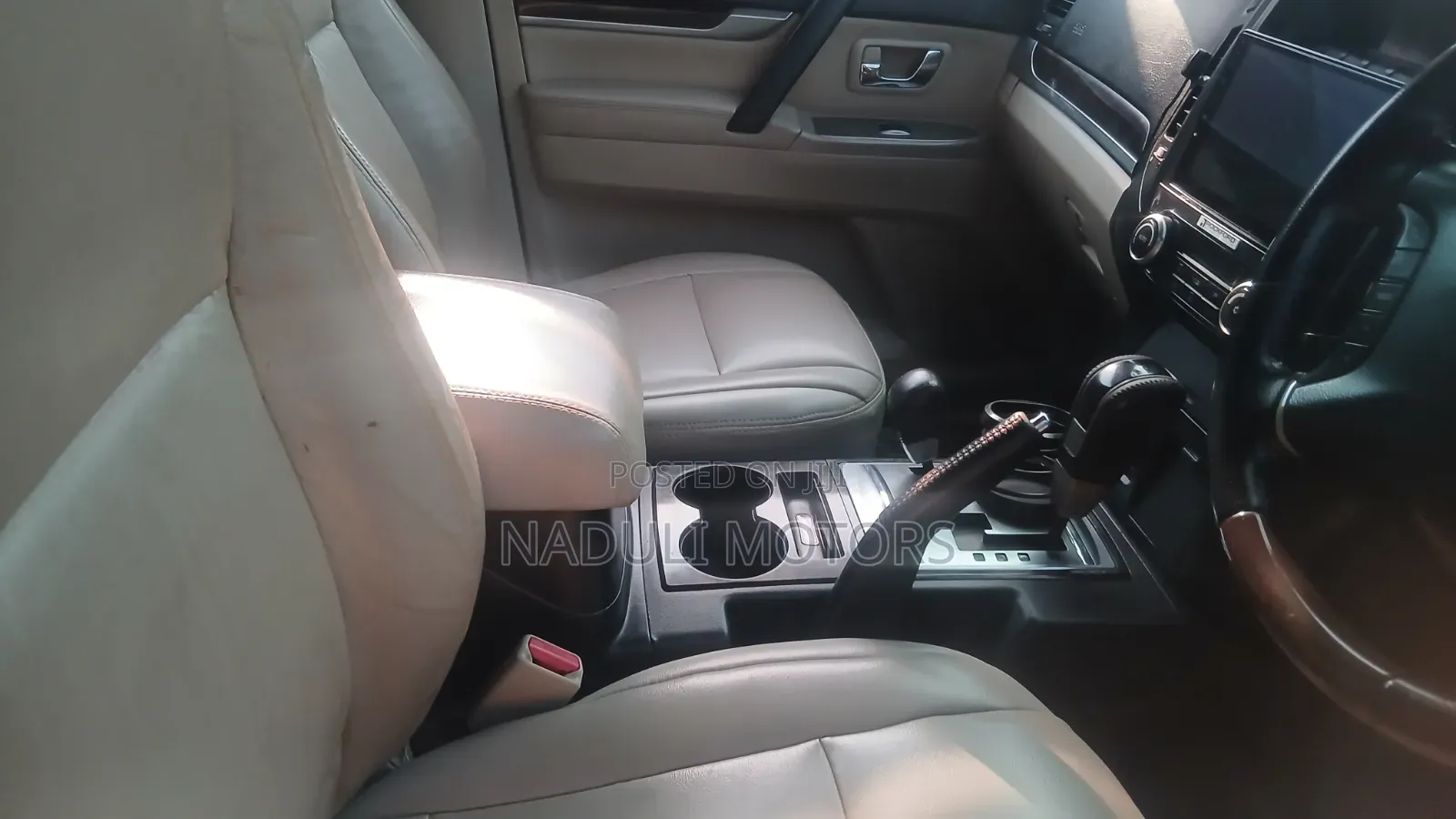 Mitsubishi Pajero 2010 Gold
