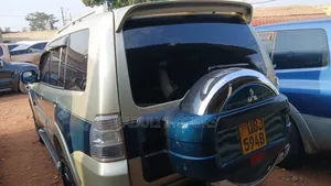 Mitsubishi Pajero 2010 Gold