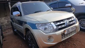 Mitsubishi Pajero 2010 Gold
