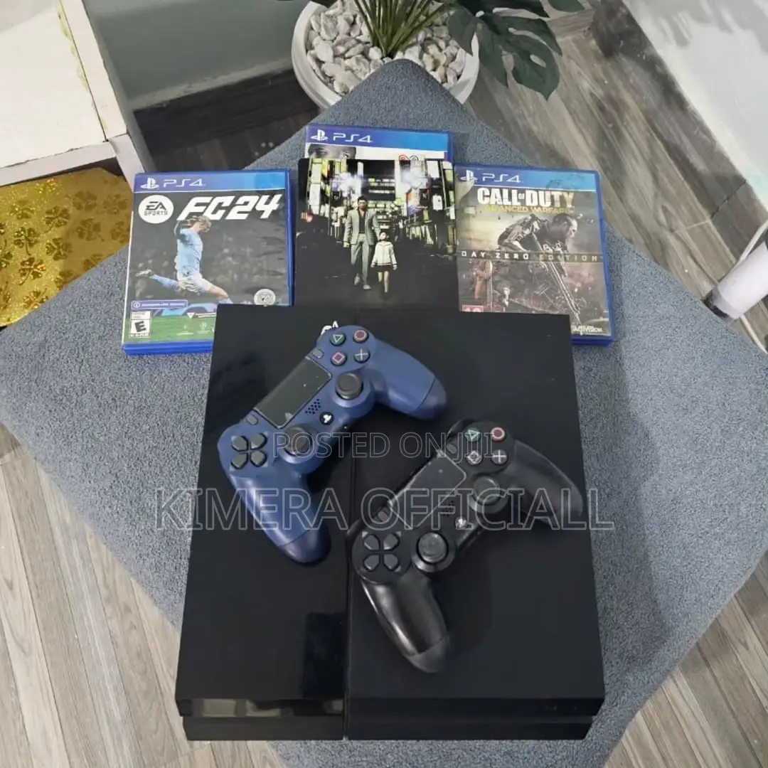 Ps4 Chipped Package With Two Pads and Amazing Titles