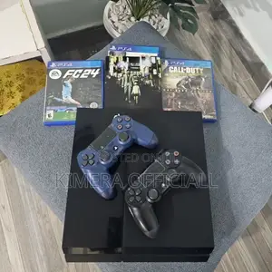 Ps4 Chipped Package With Two Pads and Amazing Titles