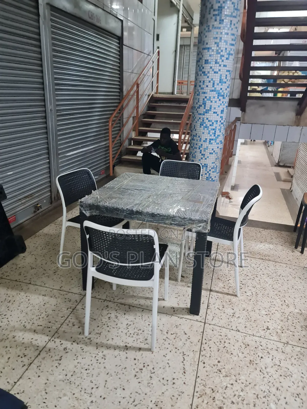 Meshed Restaurant/Bars/Gardens Plastic Dining Table and Chairs