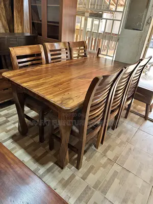 Solid Mugavu Dining Set